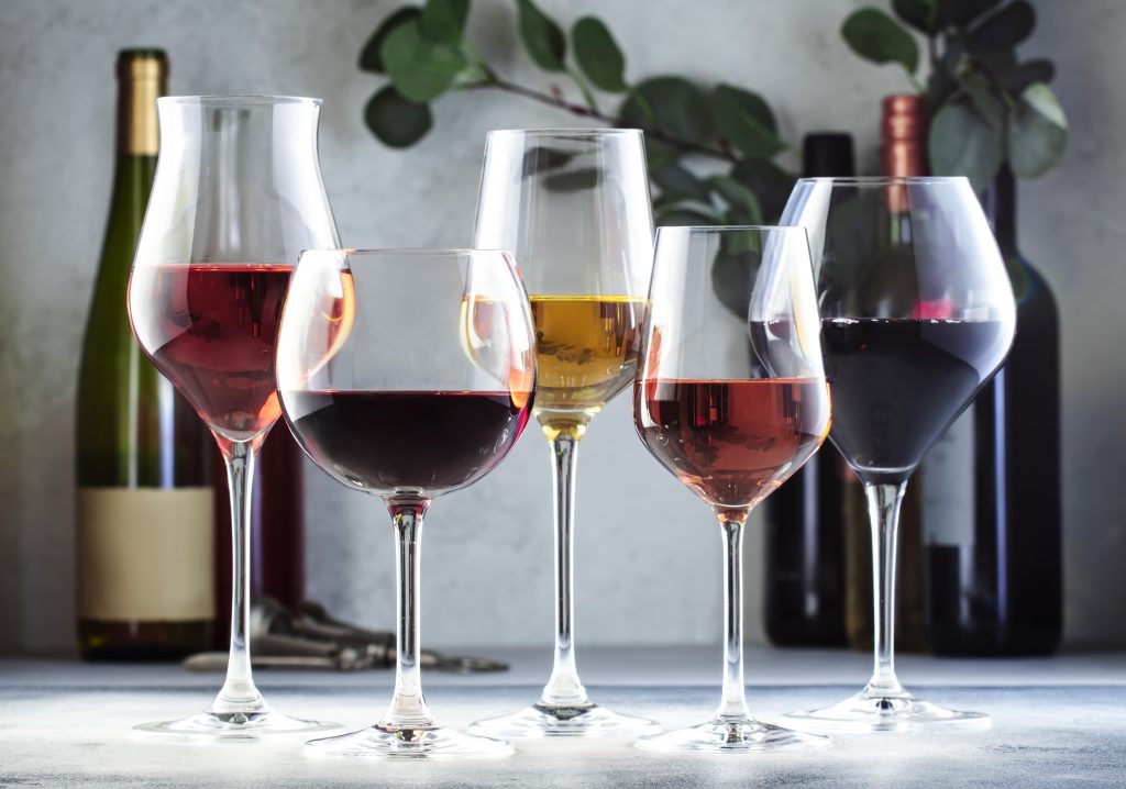 Copas y botellas de vino tinto, blanco y rosado para principiantes.